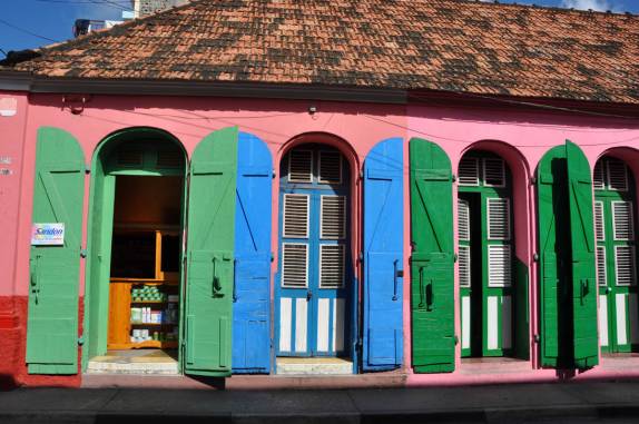 Arquitetura colorida no centro de Cap-Haitien, cidade na costa norte do Haiti